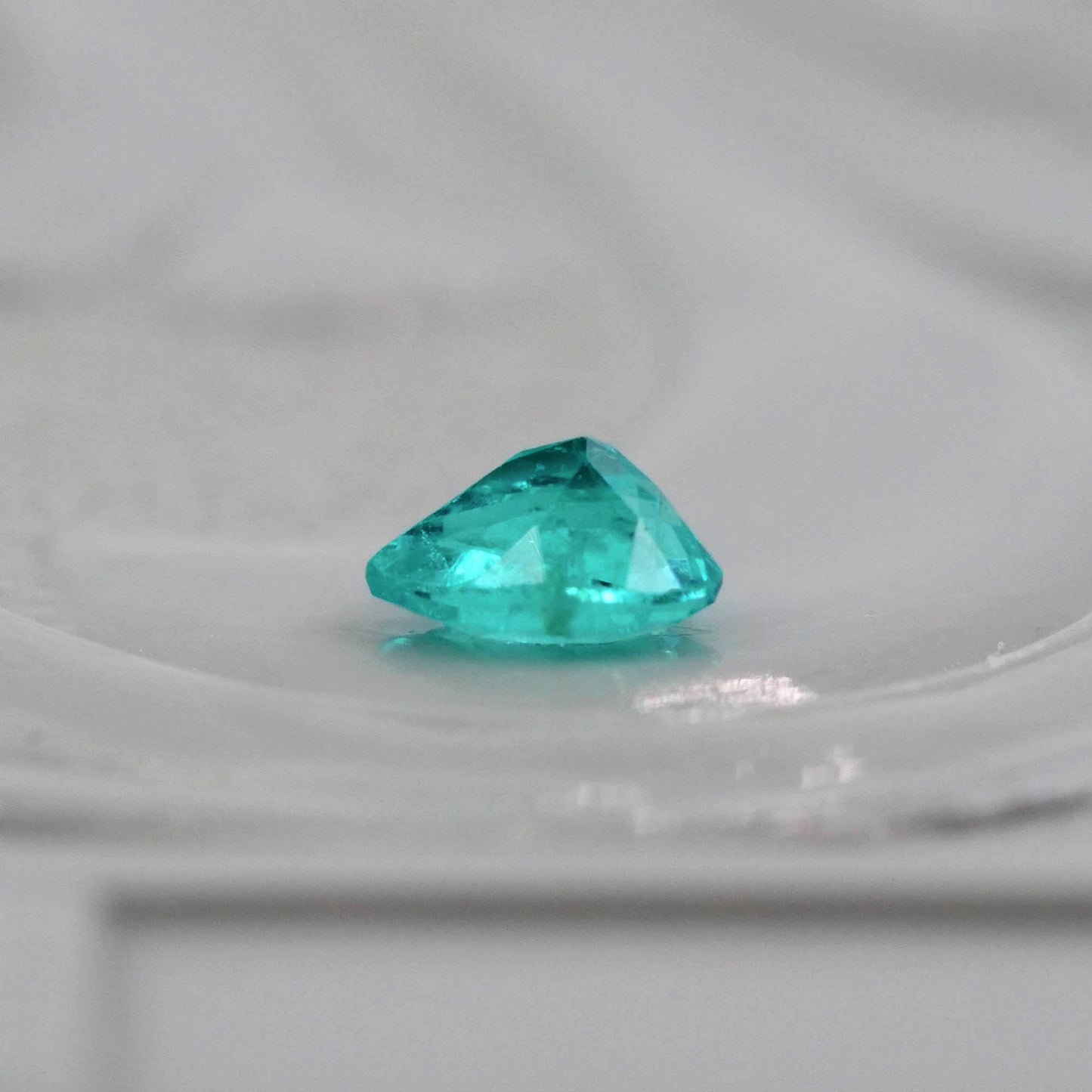 パライバトルマリン ブラジル産 0.07ct ペアシェイプカット 3.0mm×2.1mm×1.7mm【MJ3077】