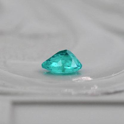パライバトルマリン ブラジル産 0.07ct ペアシェイプカット 3.0mm×2.1mm×1.7mm【MJ3077】