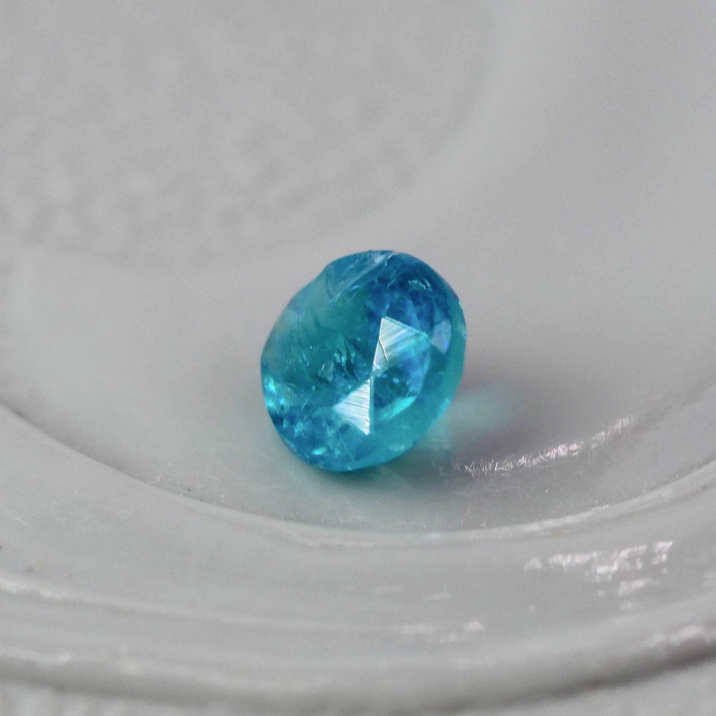 パライバトルマリン ブラジル産 0.08ct ラウンドカット 2.7mm×2.6mm×1.9mm【MJ3079】