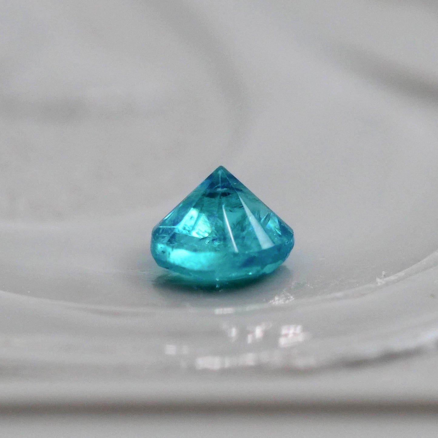 パライバトルマリン ブラジル産 0.08ct ラウンドカット 2.7mm×2.6mm×1.9mm【MJ3079】