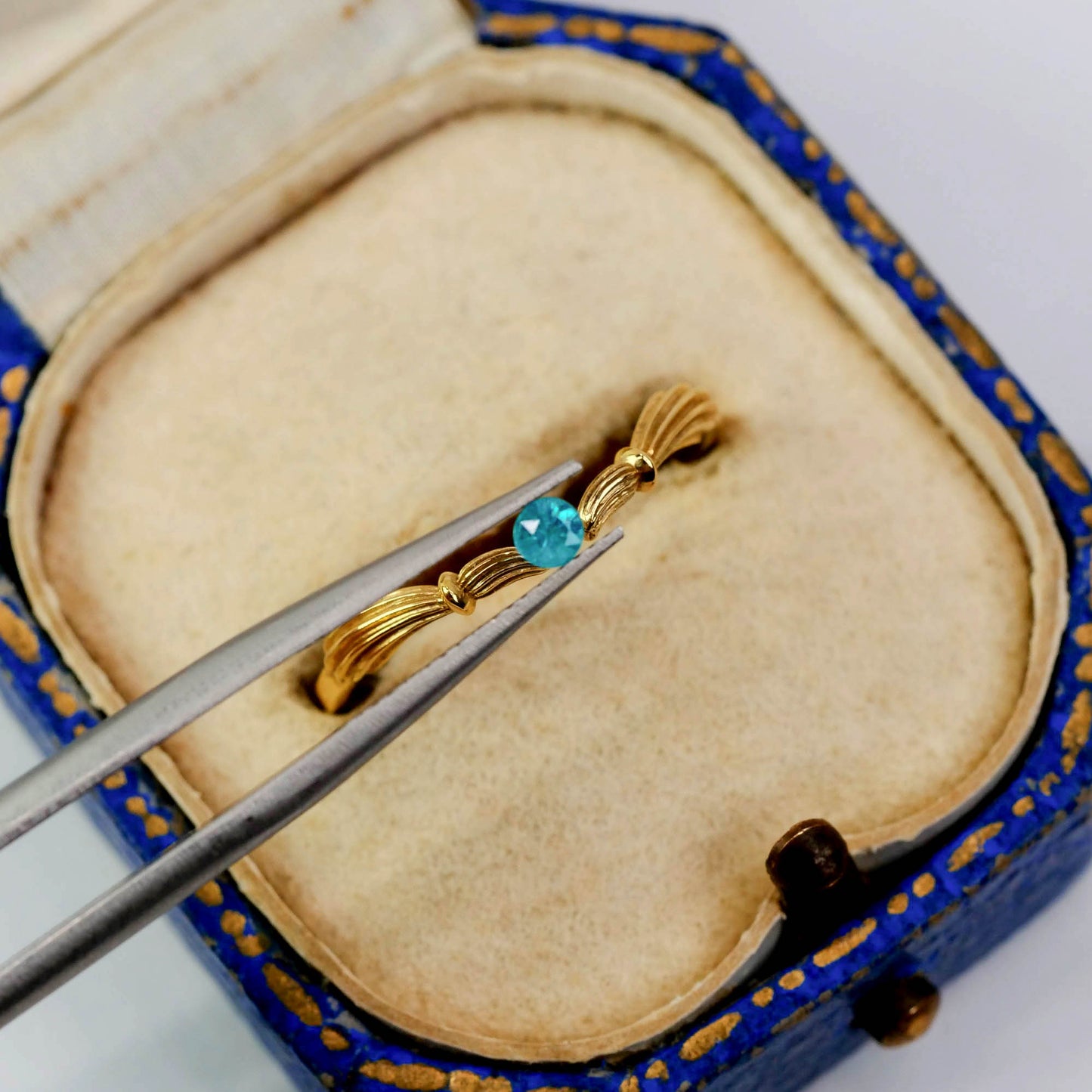 パライバトルマリン ブラジル産 0.08ct ラウンドカット 2.7mm×2.6mm×1.9mm【MJ3079】