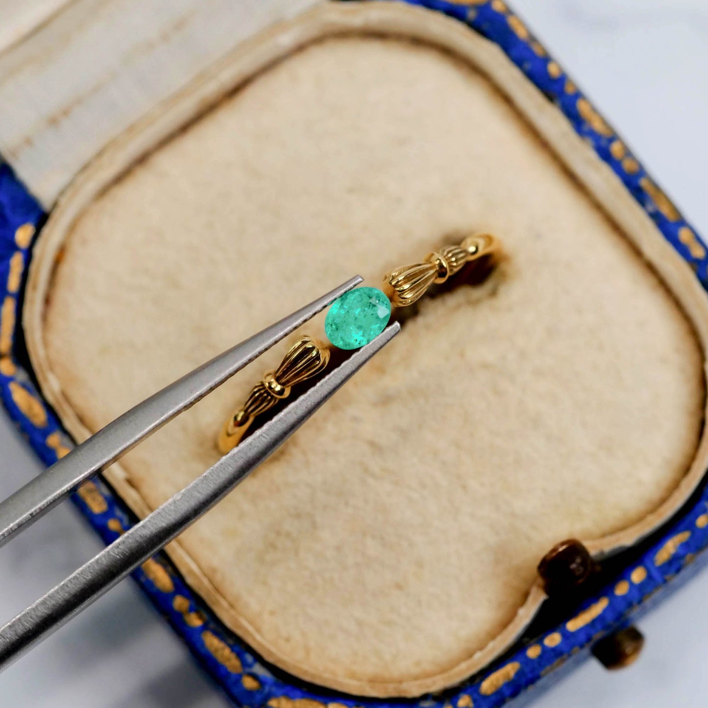 パライバトルマリン ブラジル産 0.15ct オーバルカット 4.0mm×2.9mm×1.8mm【MJ3080】