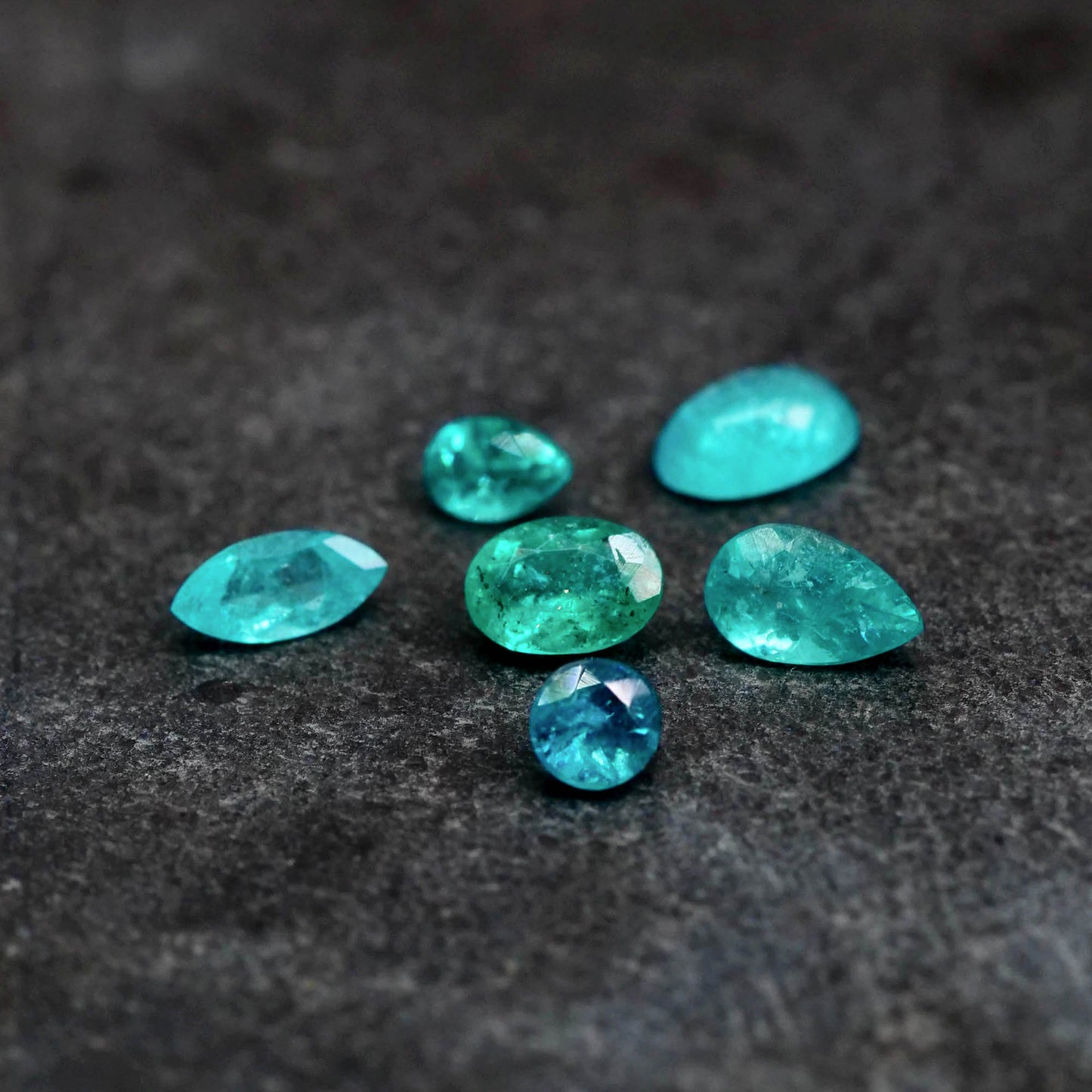 パライバトルマリン ブラジル産 0.08ct ラウンドカット 2.7mm×2.6mm×1.9mm【MJ3079】