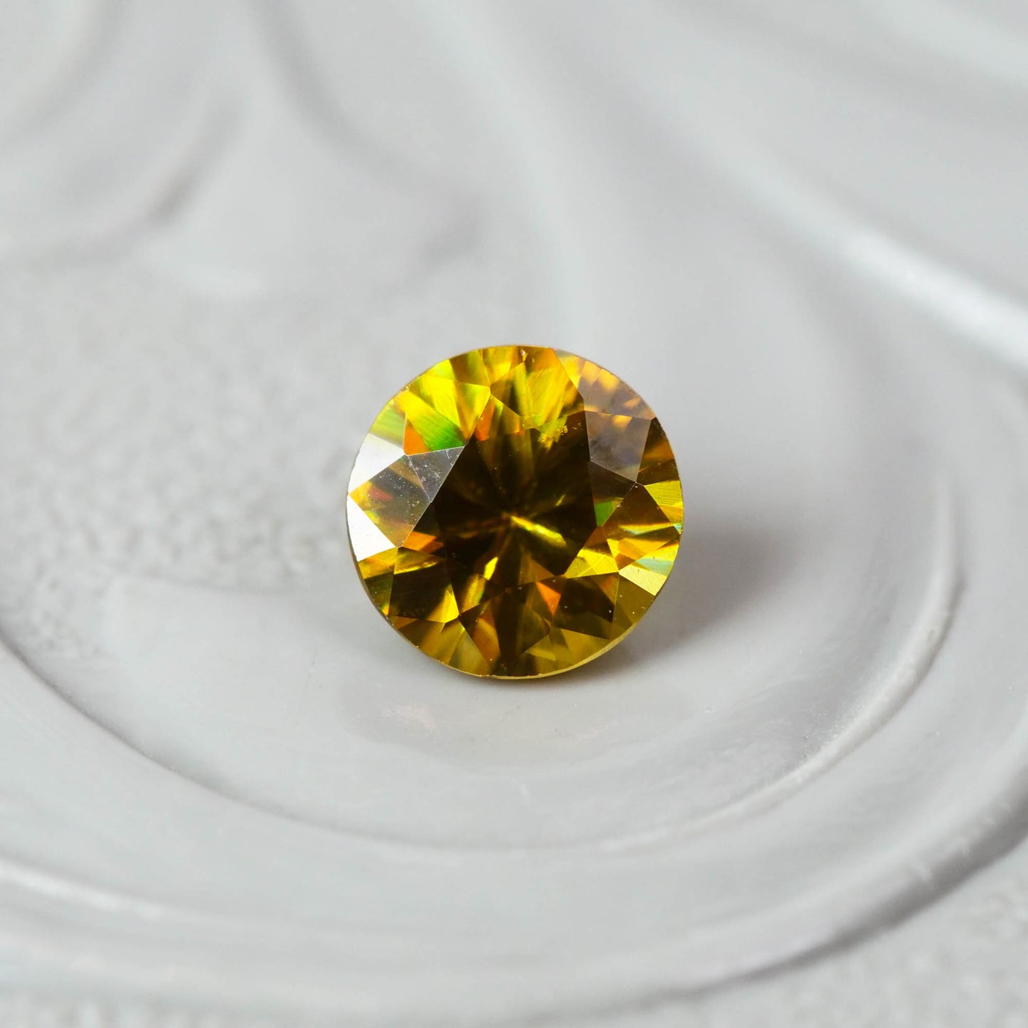 スフェーン 0.27ct ラウンドカット 4.0mm×4.0mm×2.7mm【MJ3081】