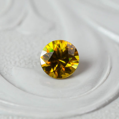 スフェーン 0.27ct ラウンドカット 4.0mm×4.0mm×2.7mm【MJ3081】