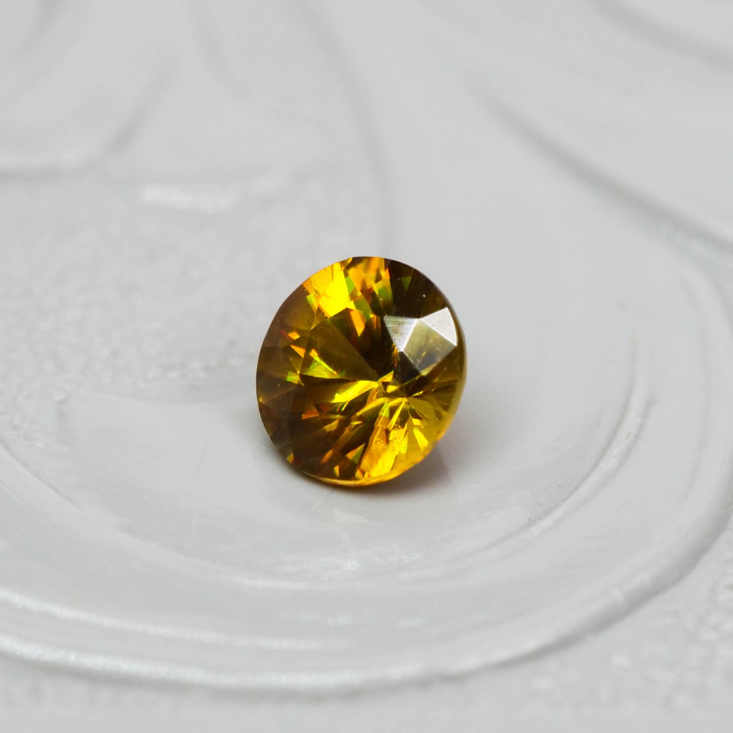スフェーン 0.27ct ラウンドカット 4.0mm×4.0mm×2.7mm【MJ3081】