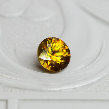 スフェーン 0.27ct ラウンドカット 4.0mm×4.0mm×2.7mm【MJ3081】