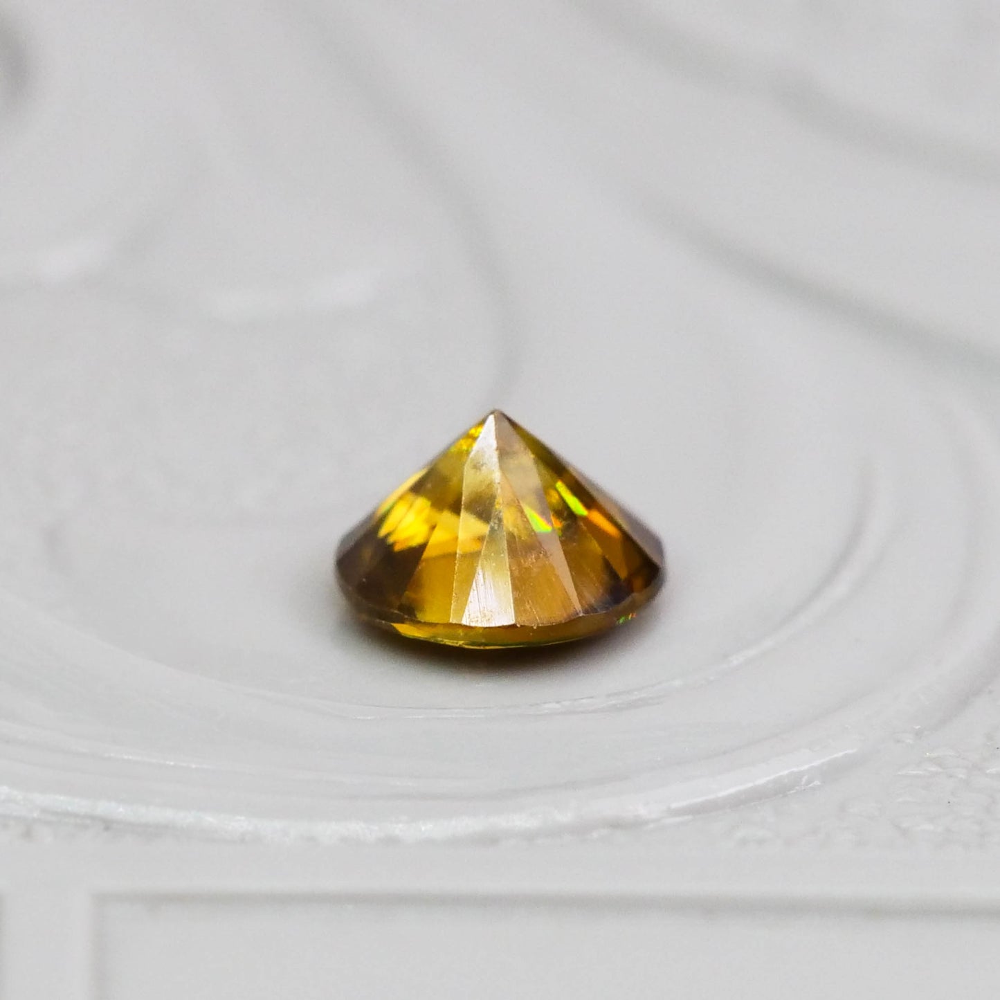 スフェーン 0.27ct ラウンドカット 4.0mm×4.0mm×2.7mm【MJ3081】