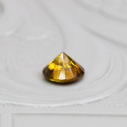 スフェーン 0.27ct ラウンドカット 4.0mm×4.0mm×2.7mm【MJ3081】