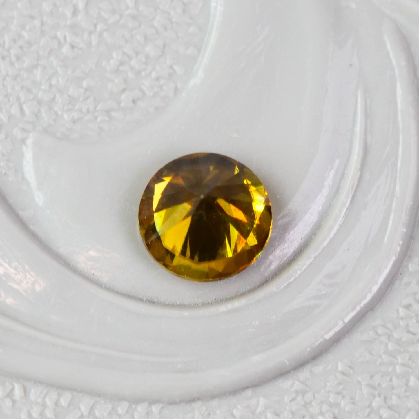 スフェーン 0.27ct ラウンドカット 4.0mm×4.0mm×2.7mm【MJ3081】