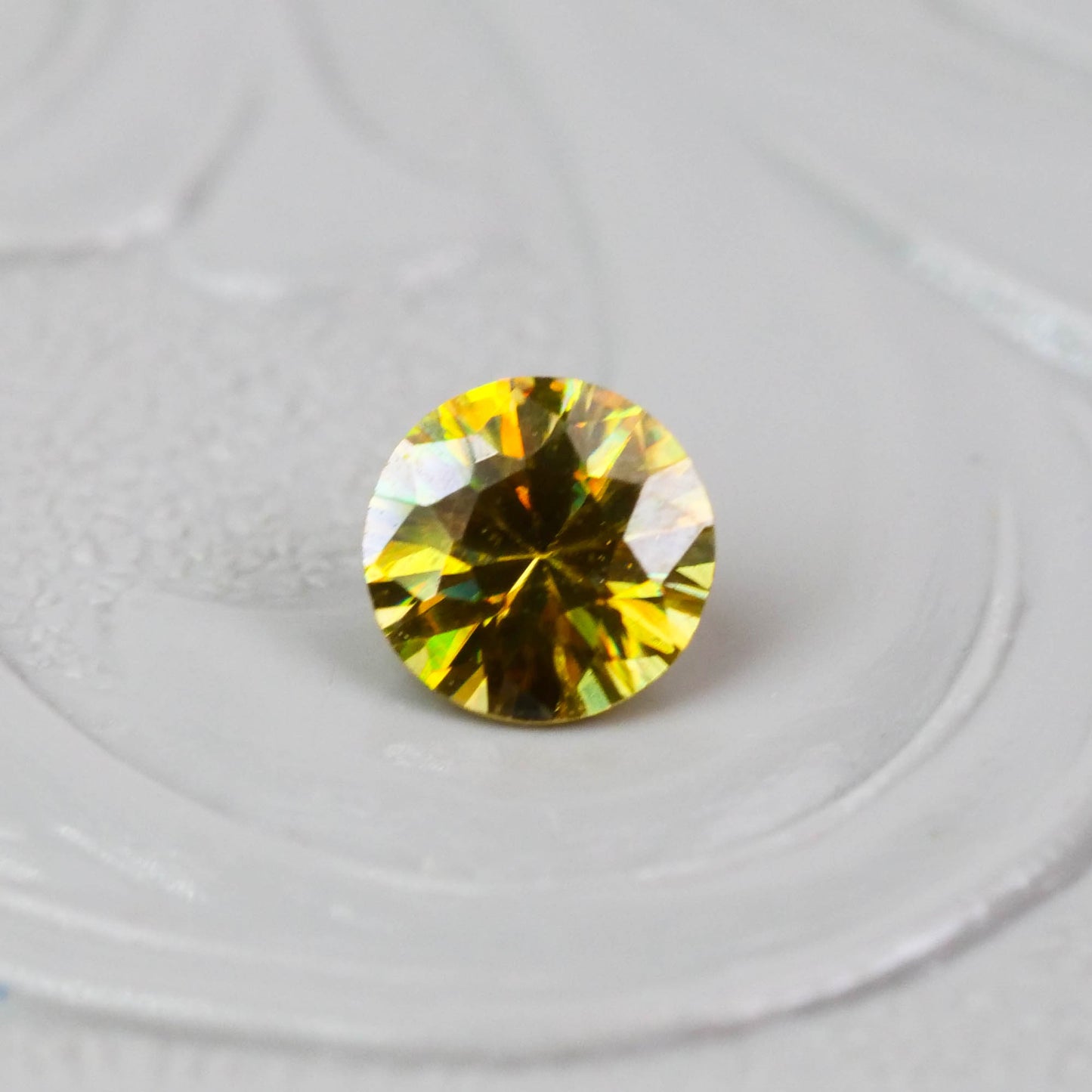 スフェーン 0.23ct ラウンドカット 3.9mm×3.9mm×2.5mm【MJ3082】