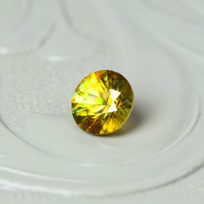 スフェーン 0.23ct ラウンドカット 3.9mm×3.9mm×2.5mm【MJ3082】