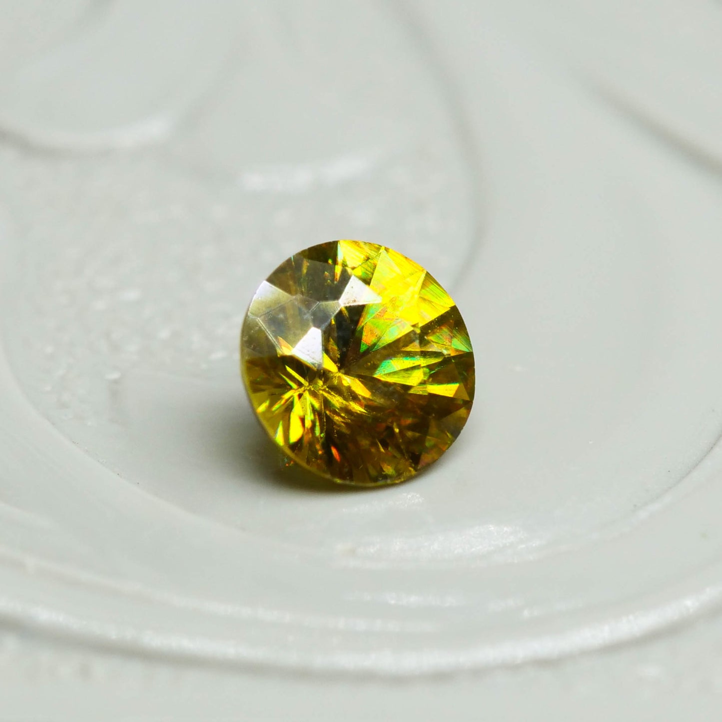 スフェーン 0.23ct ラウンドカット 3.9mm×3.9mm×2.5mm【MJ3082】