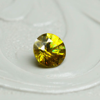 スフェーン 0.23ct ラウンドカット 3.9mm×3.9mm×2.5mm【MJ3082】