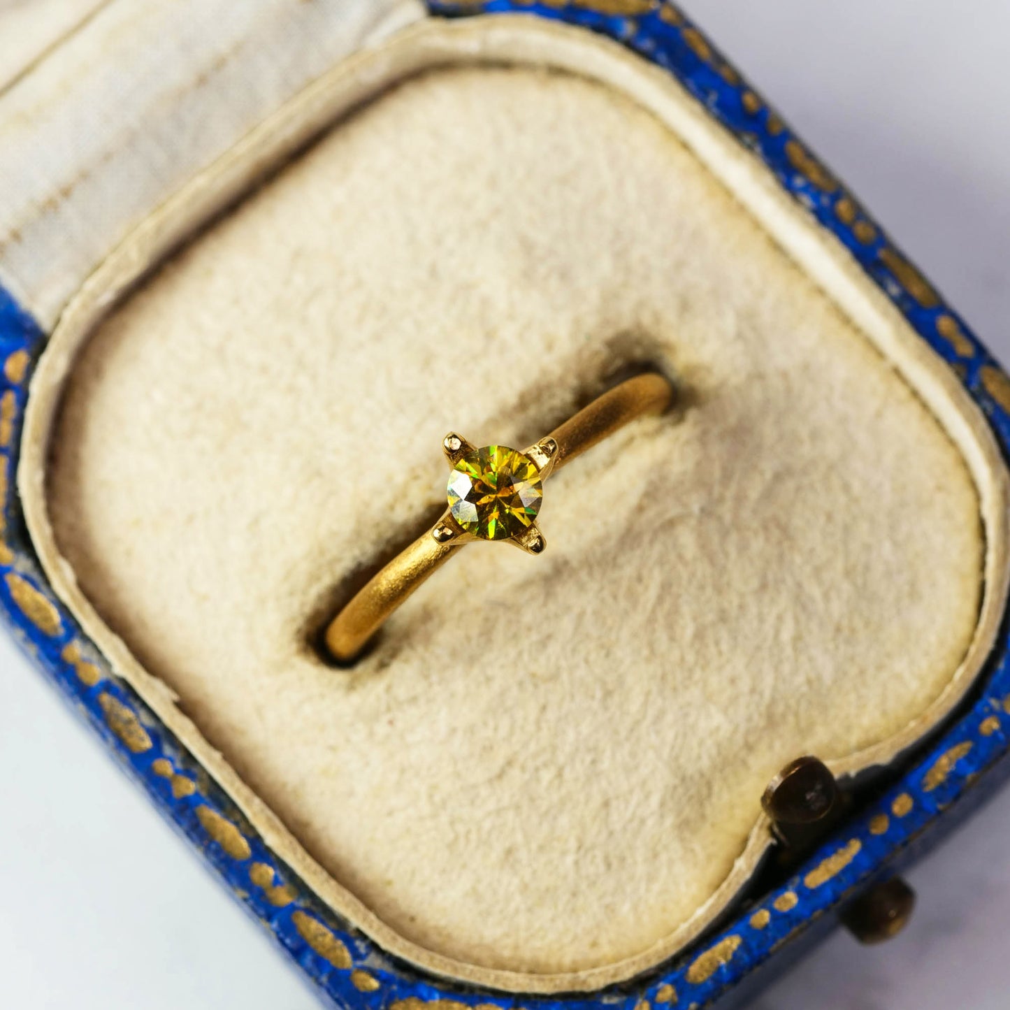 スフェーン 0.23ct ラウンドカット 3.9mm×3.9mm×2.5mm【MJ3082】