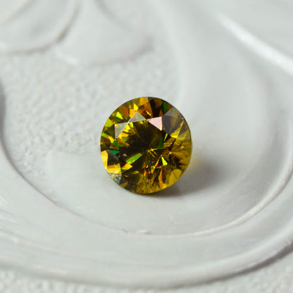 スフェーン 0.27ct ラウンドカット 3.9mm×3.9mm×2.7mm【MJ3083】