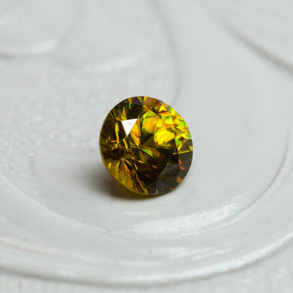 スフェーン 0.27ct ラウンドカット 3.9mm×3.9mm×2.7mm【MJ3083】