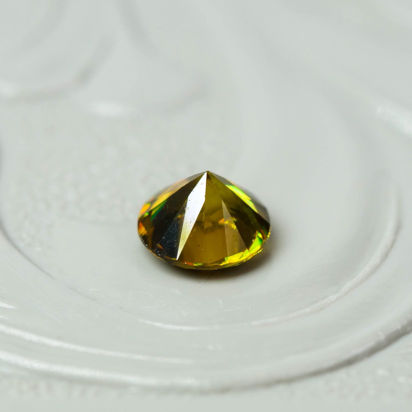スフェーン 0.27ct ラウンドカット 3.9mm×3.9mm×2.7mm【MJ3083】