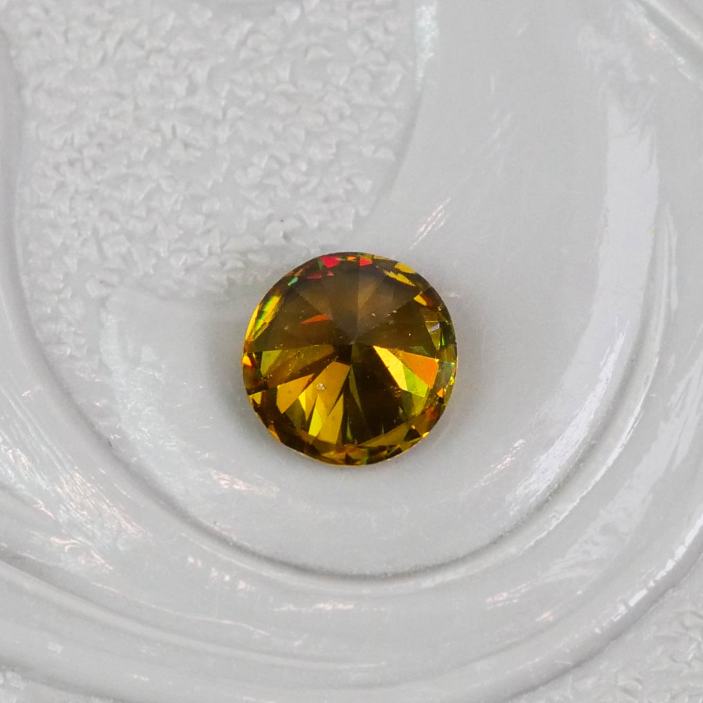 スフェーン 0.27ct ラウンドカット 3.9mm×3.9mm×2.7mm【MJ3083】