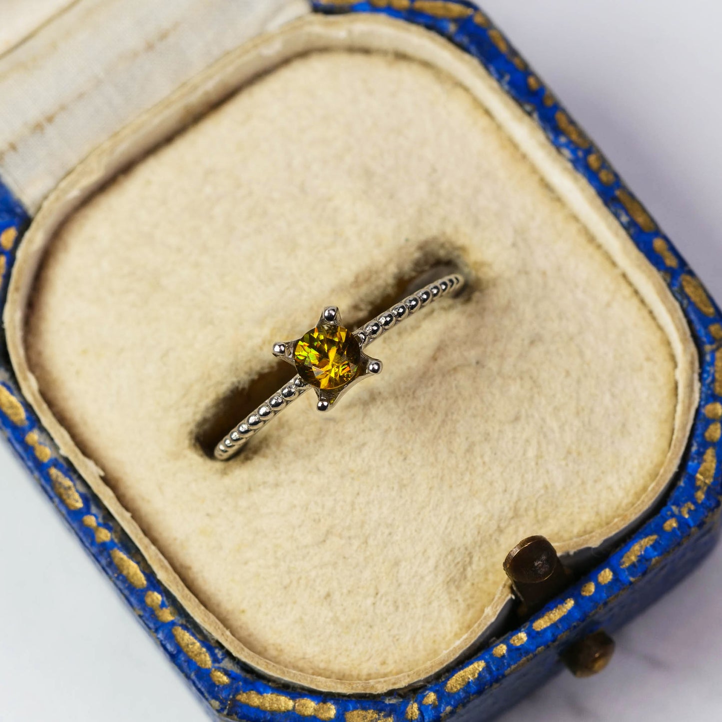 スフェーン 0.27ct ラウンドカット 3.9mm×3.9mm×2.7mm【MJ3083】