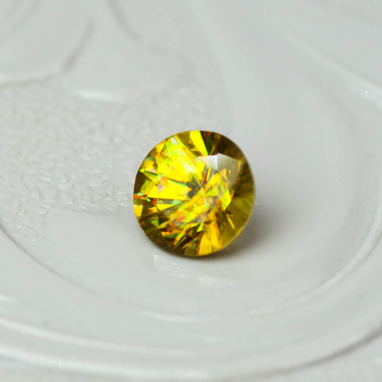 スフェーン 0.22ct ラウンドカット 3.8mm×3.8mm×2.4mm【MJ3084】
