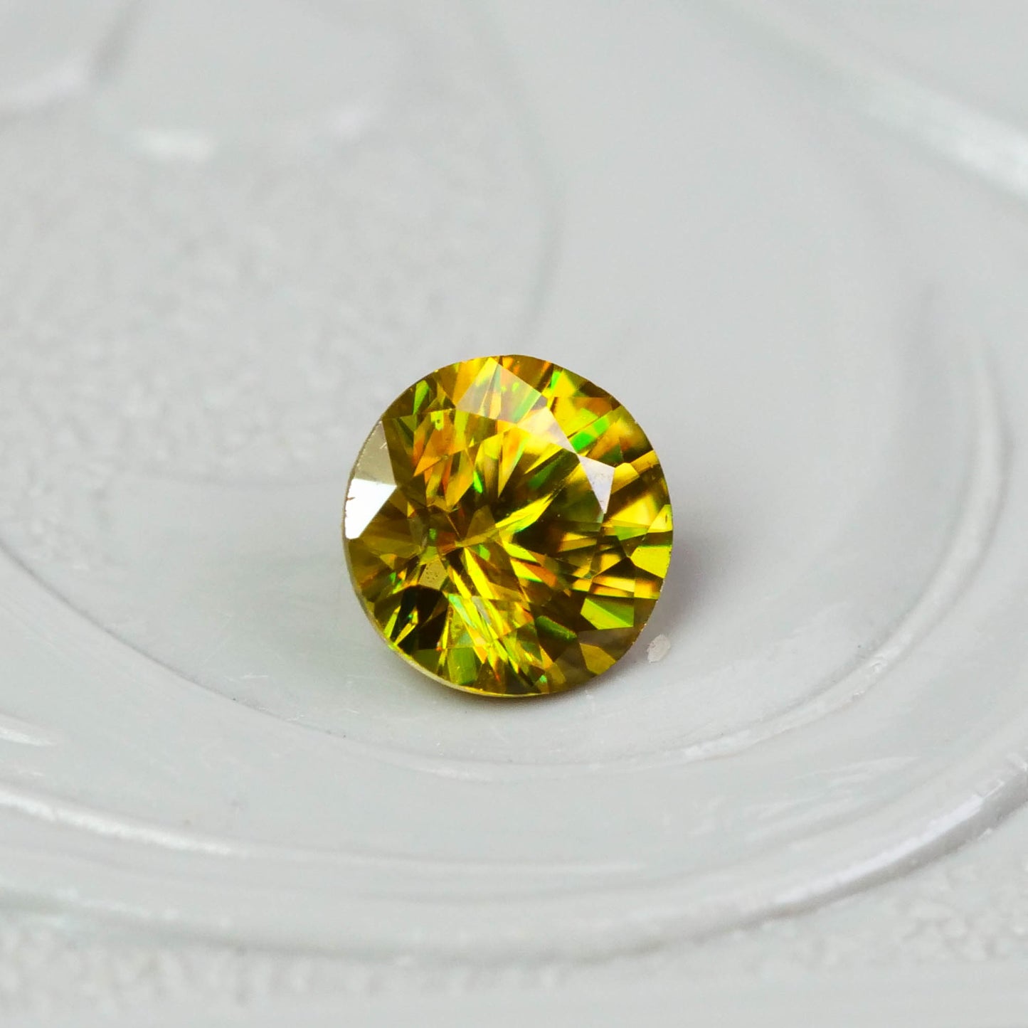 スフェーン 0.22ct ラウンドカット 3.8mm×3.8mm×2.4mm【MJ3084】