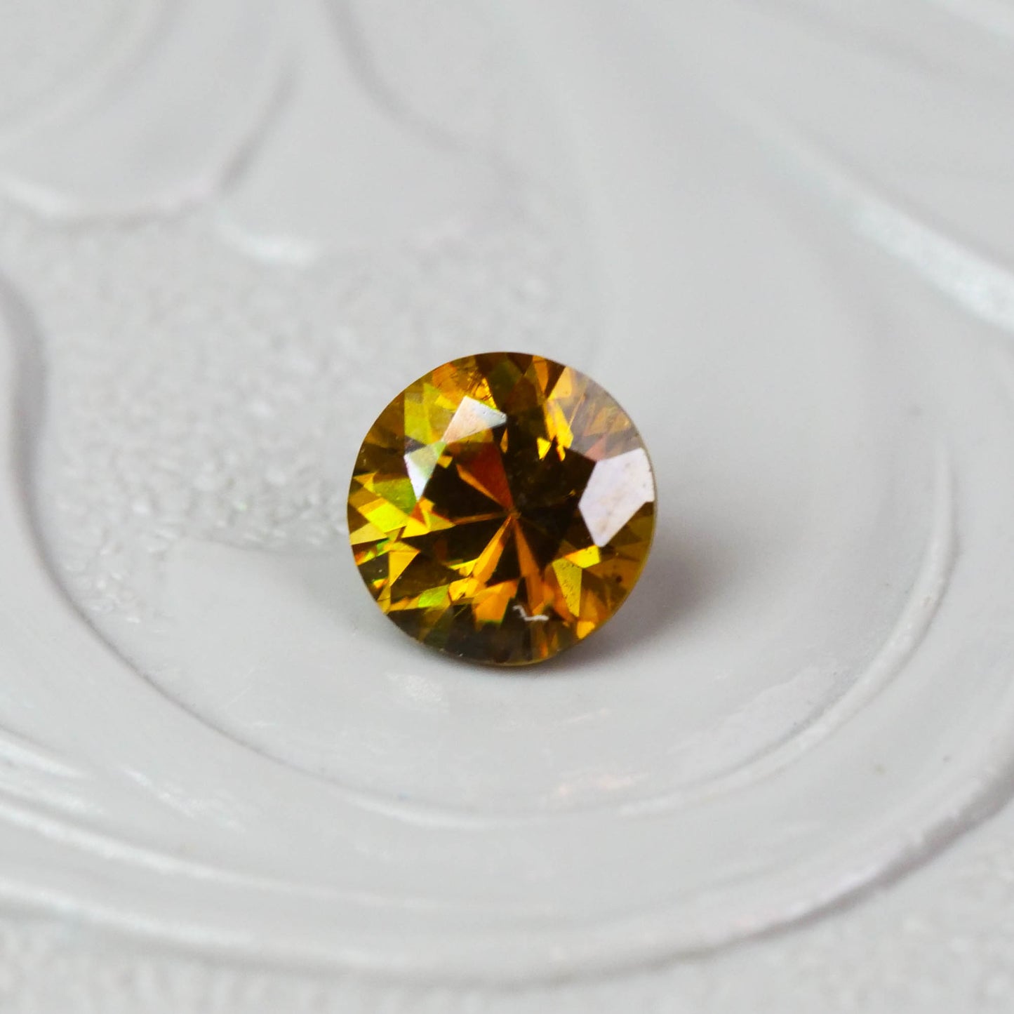 スフェーン 0.26ct ラウンドカット 4.0mm×4.0mm×2.6mm【MJ3085】