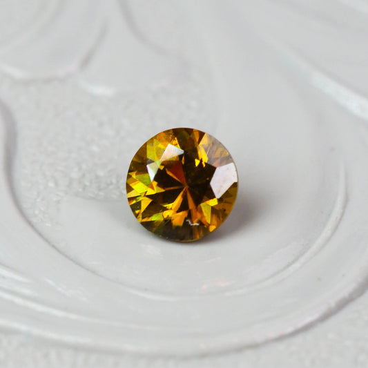 スフェーン 0.26ct ラウンドカット 4.0mm×4.0mm×2.6mm【MJ3085】