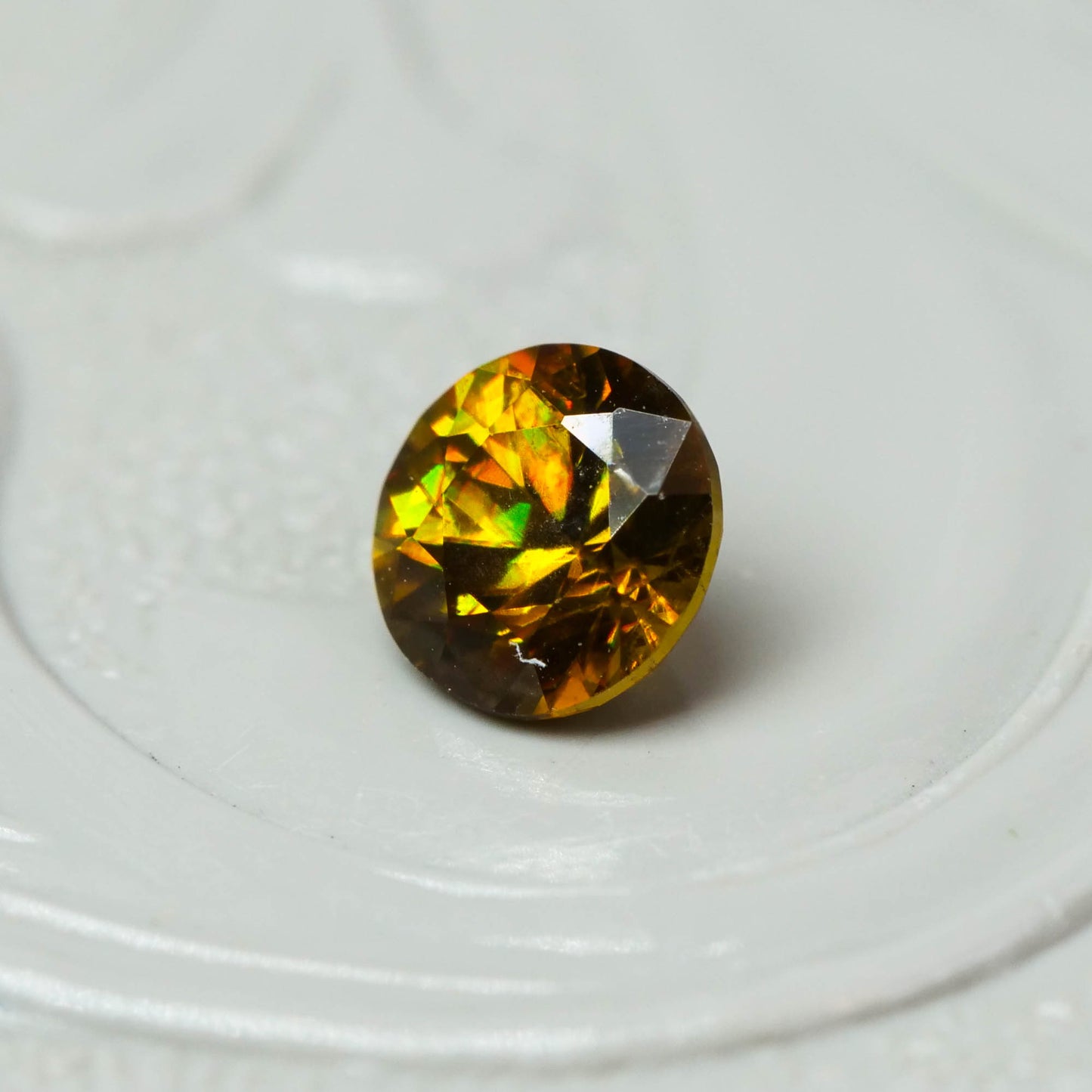 スフェーン 0.26ct ラウンドカット 4.0mm×4.0mm×2.6mm【MJ3085】