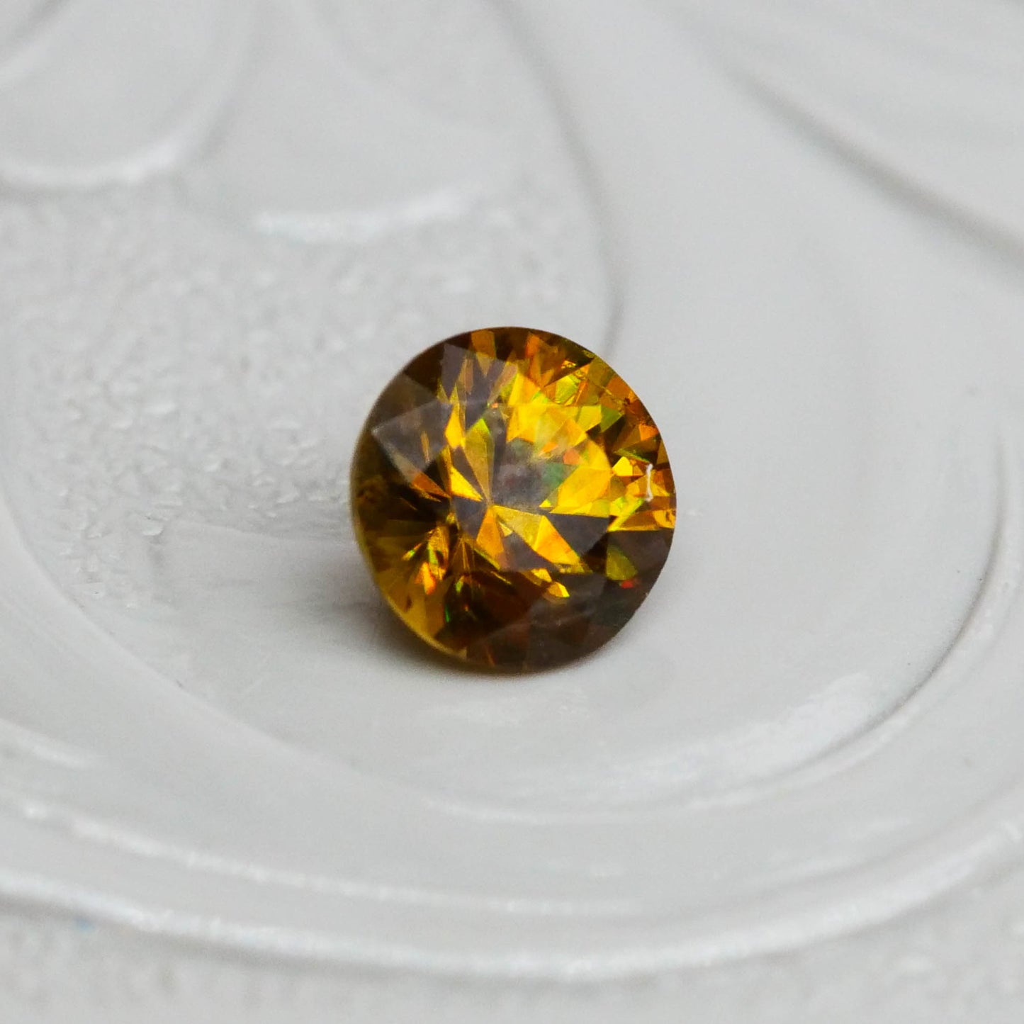 スフェーン 0.26ct ラウンドカット 4.0mm×4.0mm×2.6mm【MJ3085】