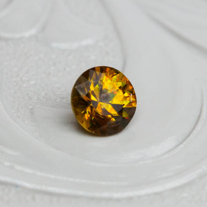スフェーン 0.26ct ラウンドカット 4.0mm×4.0mm×2.6mm【MJ3085】