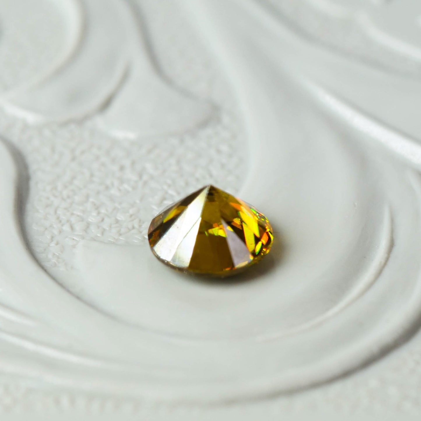 スフェーン 0.26ct ラウンドカット 4.0mm×4.0mm×2.6mm【MJ3085】