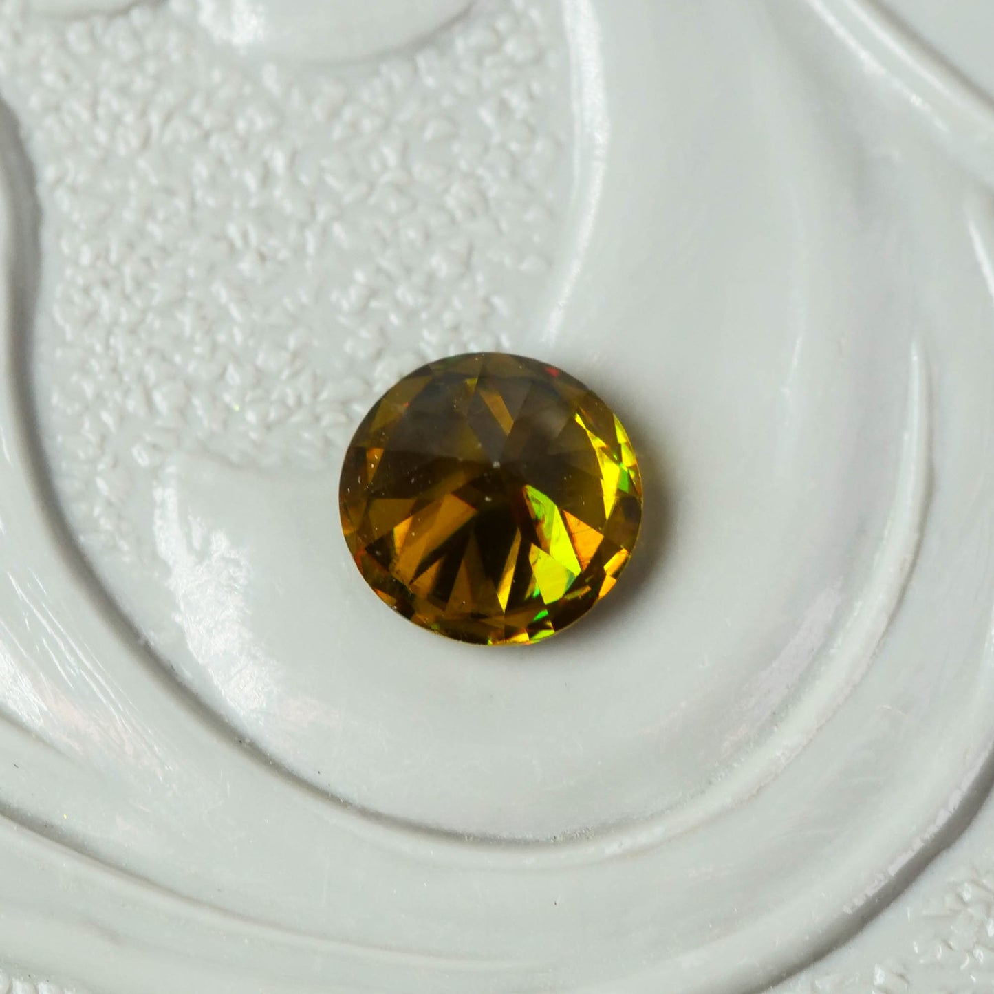 スフェーン 0.26ct ラウンドカット 4.0mm×4.0mm×2.6mm【MJ3085】