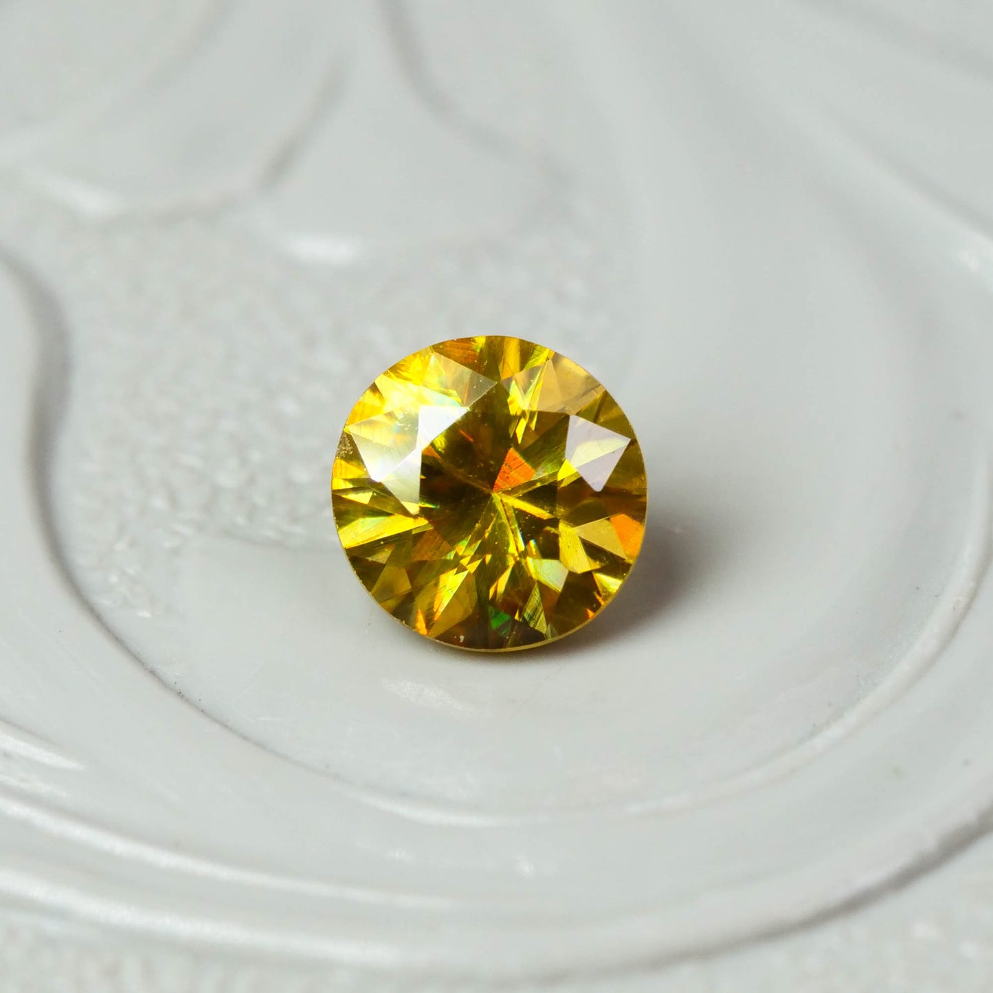 スフェーン 0.27ct ラウンドカット 3.9mm×3.9mm×2.7mm【MJ3086】