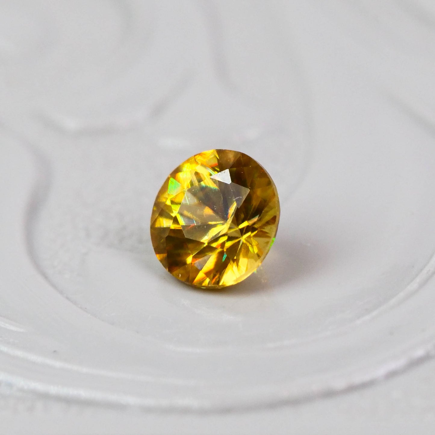 スフェーン 0.27ct ラウンドカット 3.9mm×3.9mm×2.7mm【MJ3086】