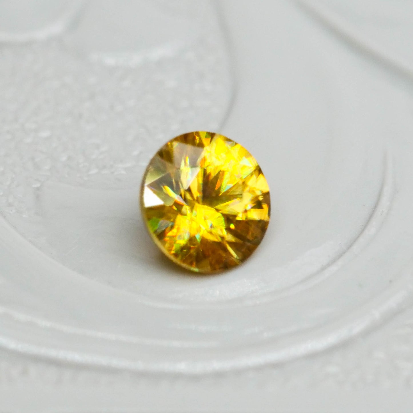 スフェーン 0.27ct ラウンドカット 3.9mm×3.9mm×2.7mm【MJ3086】