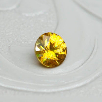スフェーン 0.27ct ラウンドカット 3.9mm×3.9mm×2.7mm【MJ3086】