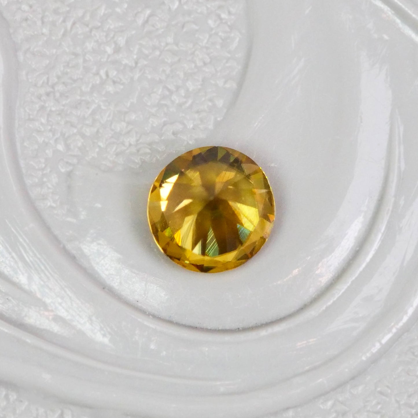 スフェーン 0.27ct ラウンドカット 3.9mm×3.9mm×2.7mm【MJ3086】