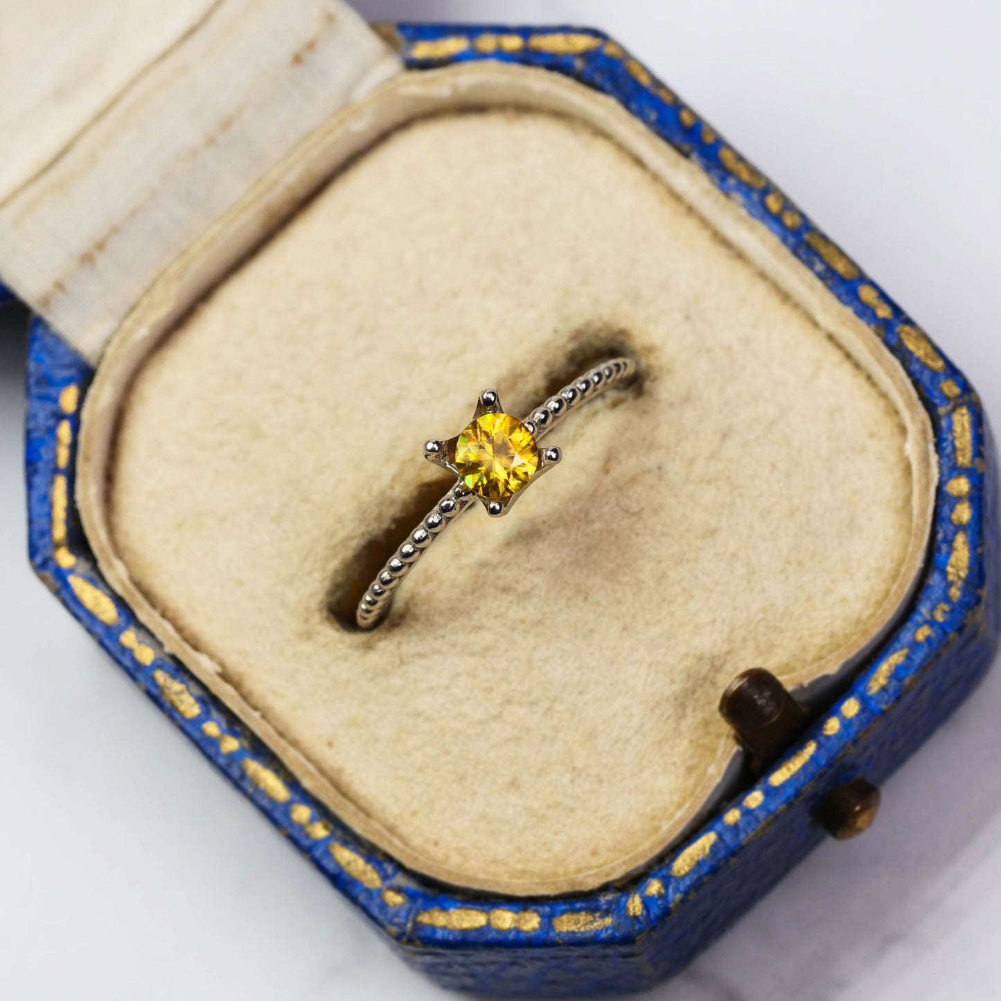 スフェーン 0.27ct ラウンドカット 3.9mm×3.9mm×2.7mm【MJ3086】