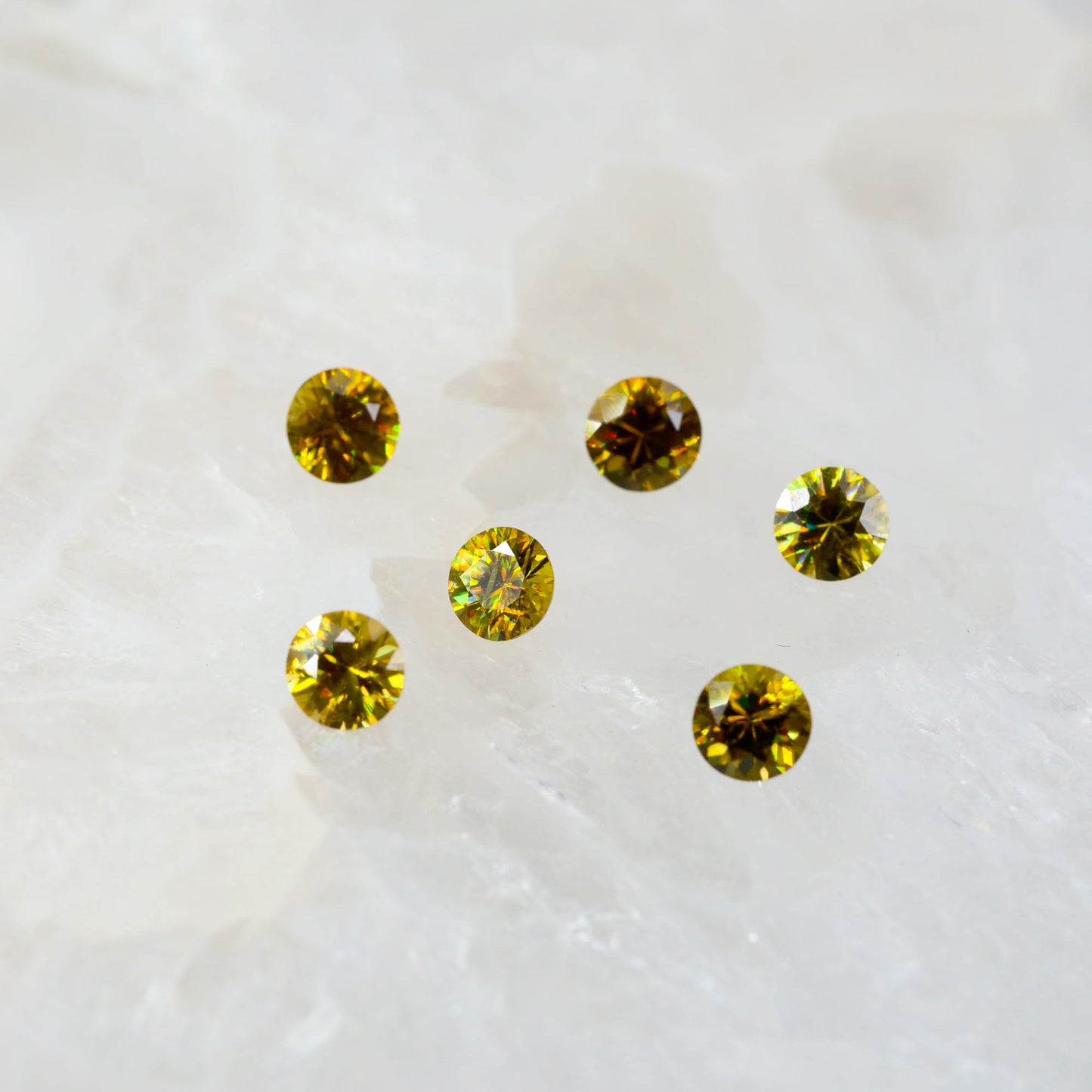 スフェーン 0.23ct ラウンドカット 3.9mm×3.9mm×2.5mm【MJ3082】