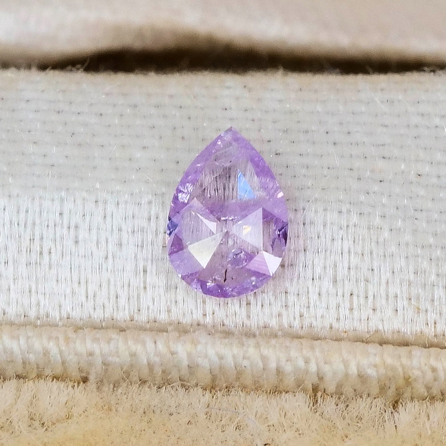 パープリッシュピンクダイヤモンド 0.076ct ペアシェイプカット 3.8mm×2.6mm×0.9mm ソーティング付き【MJ3035】