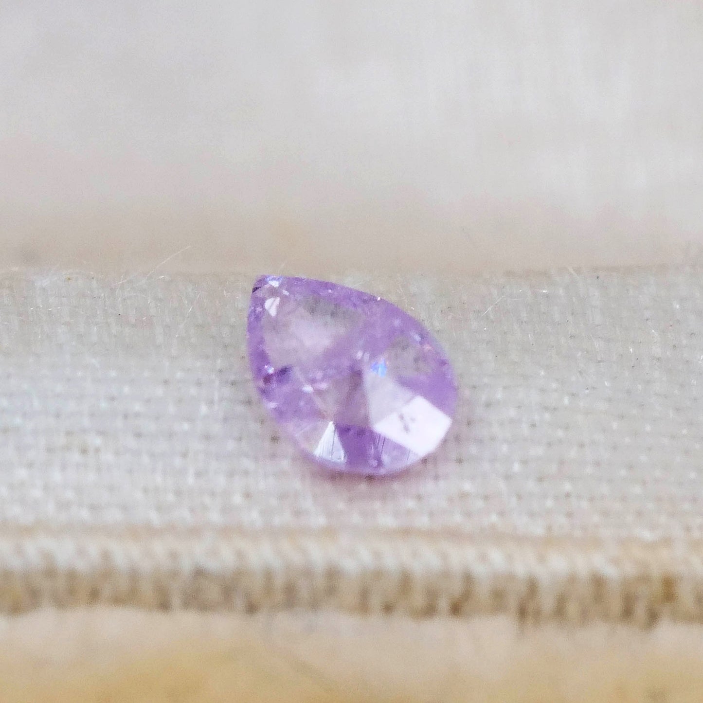 パープリッシュピンクダイヤモンド 0.076ct ペアシェイプカット 3.8mm×2.6mm×0.9mm ソーティング付き【MJ3035】