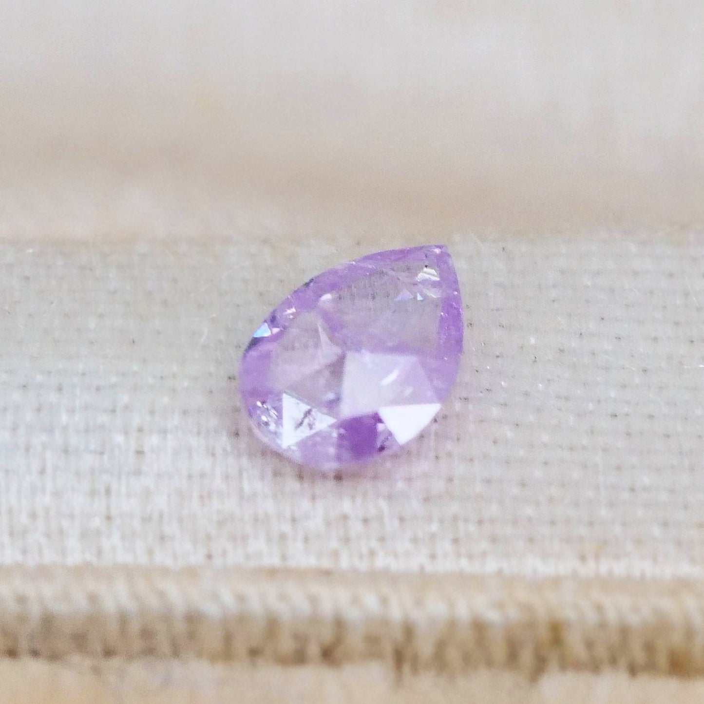 パープリッシュピンクダイヤモンド 0.076ct ペアシェイプカット 3.8mm×2.6mm×0.9mm ソーティング付き【MJ3035】