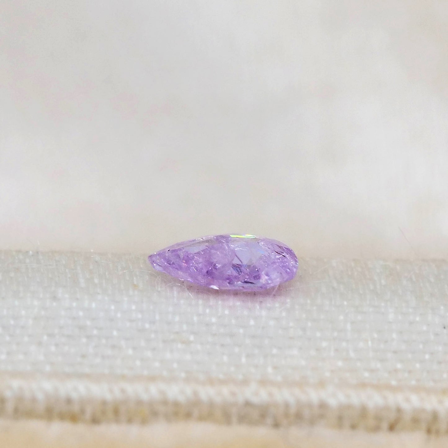パープリッシュピンクダイヤモンド 0.076ct ペアシェイプカット 3.8mm×2.6mm×0.9mm ソーティング付き【MJ3035】