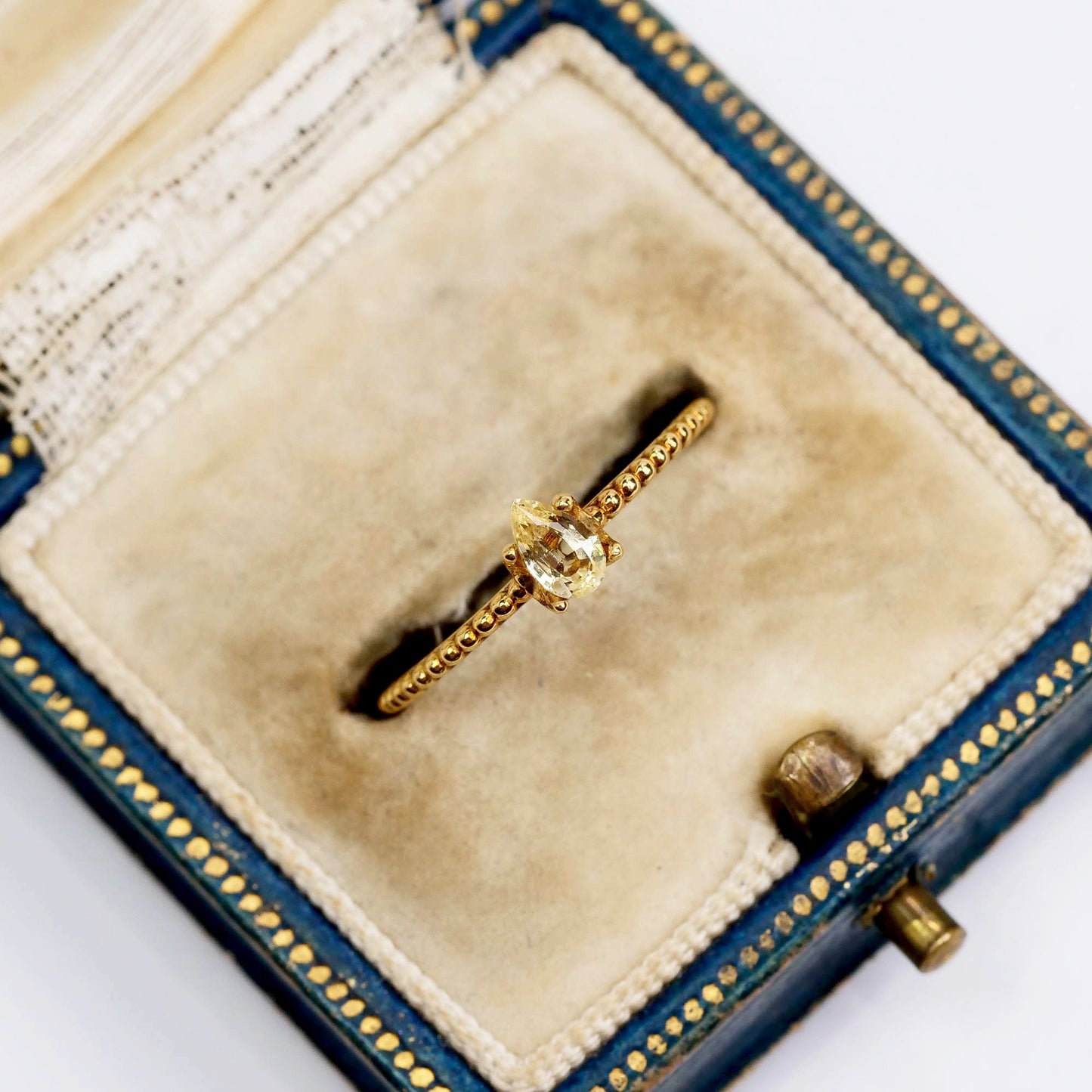 非加熱サファイア 0.24ct ペアシェイプカット 4.9mm×3.0mm×1.9mm【MJ2554-2】