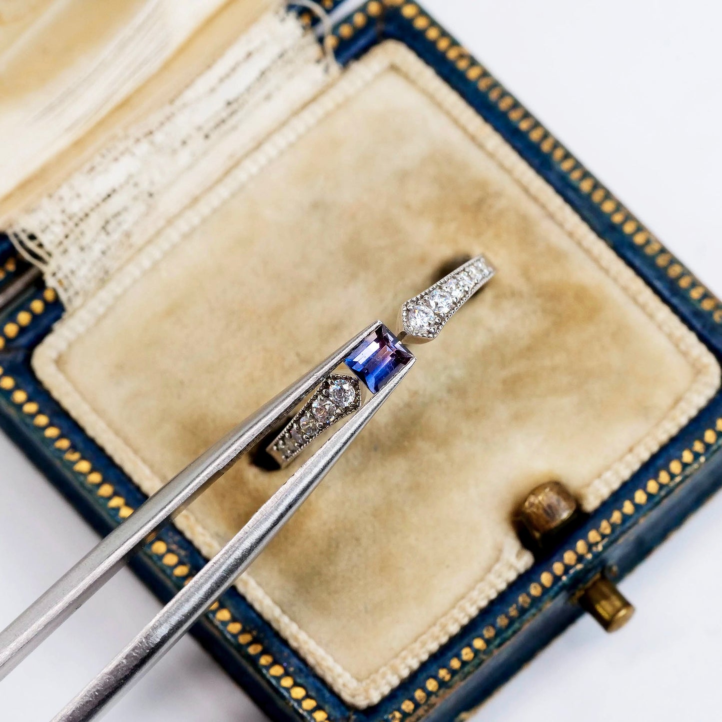 シルクインクルージョン入り バイカラーサファイア 0.25ct スクエアカット 3.6mm×2.9mm×2.0mm【MJ3106】