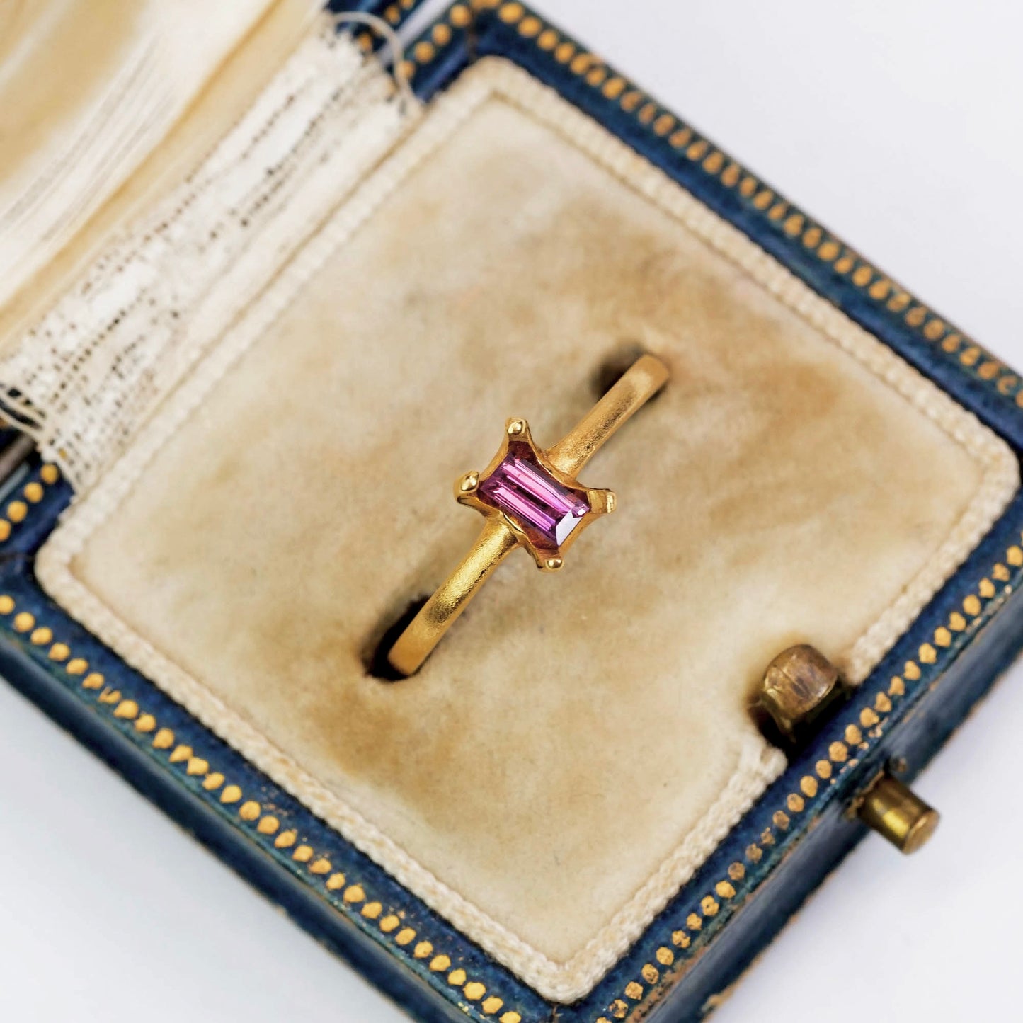 バイカラーサファイア 0.24ct スクエアカット 4.5mm×2.5mm×1.9mm【MJ3105】