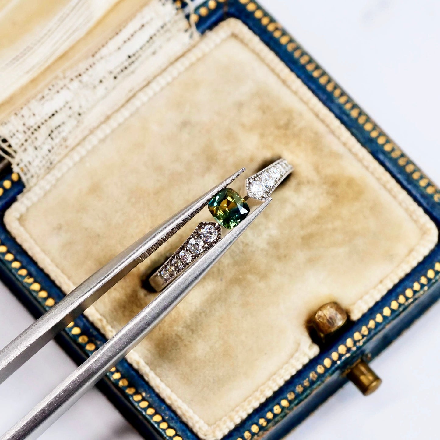 バイカラーサファイア 0.29ct クッションミックスカット 3.8mm×3.5mm×2.2mm【MJ3111】