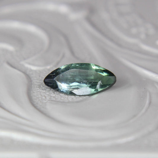 バイカラートルマリン 0.34ct マーキスカット 7.3mm×3.3mm×2.0mm【MJ3087】