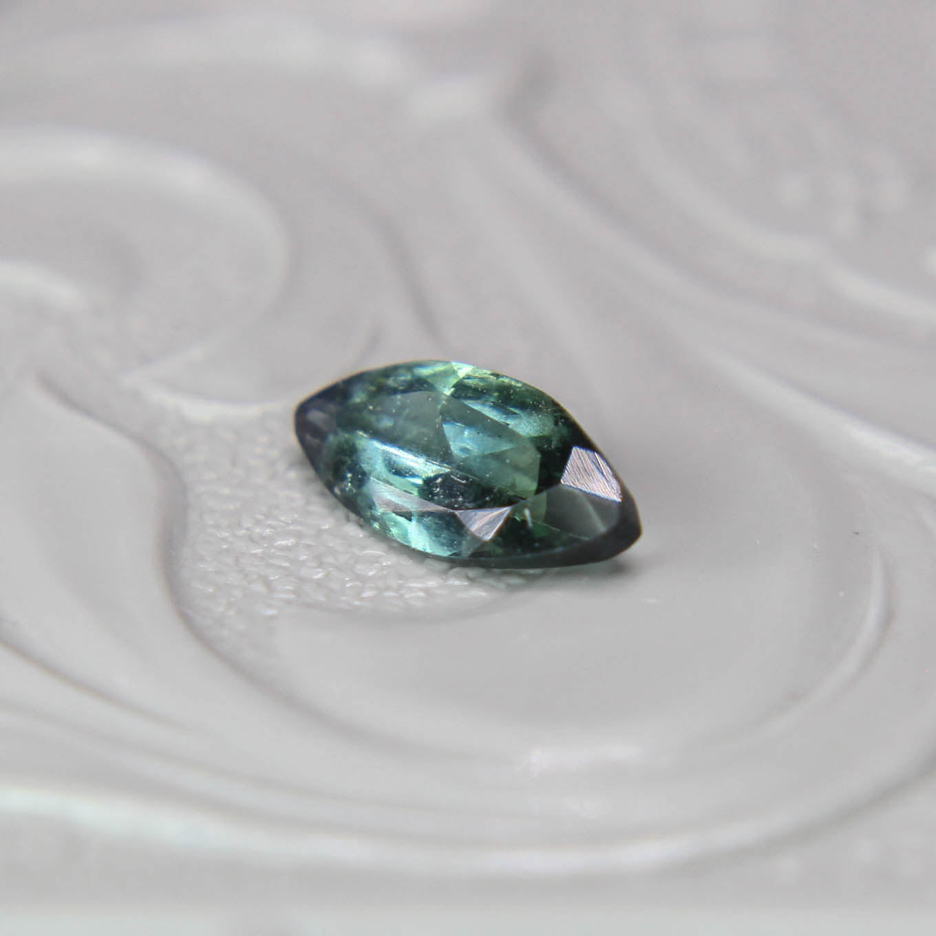 バイカラートルマリン 0.34ct マーキスカット 7.3mm×3.3mm×2.0mm【MJ3087】